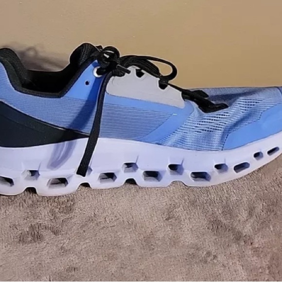 Elevate your active lifestyle with these On Cloudstratus - Picture 7 of 7